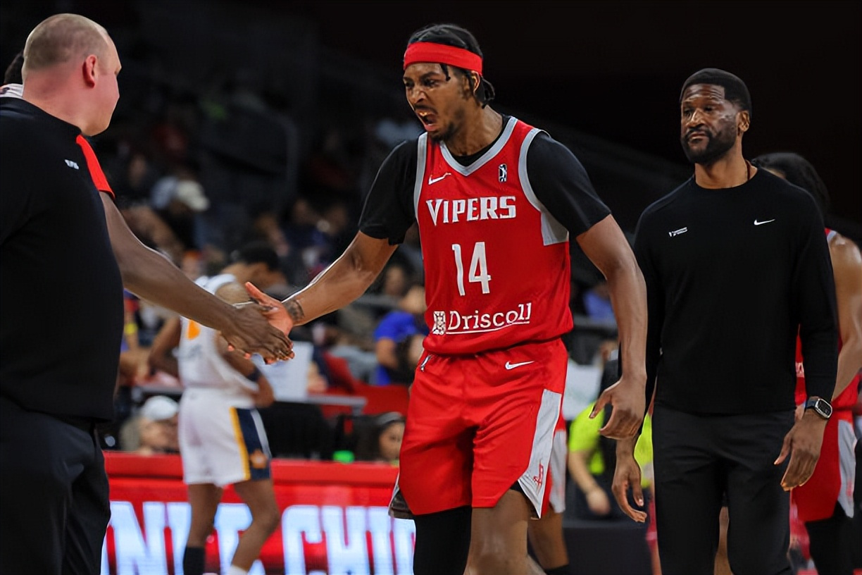 包含迈阿密热火发布备战花絮，国际比赛日战术微调，CBA常规赛任务艰巨，身体对抗强度拉满的词条