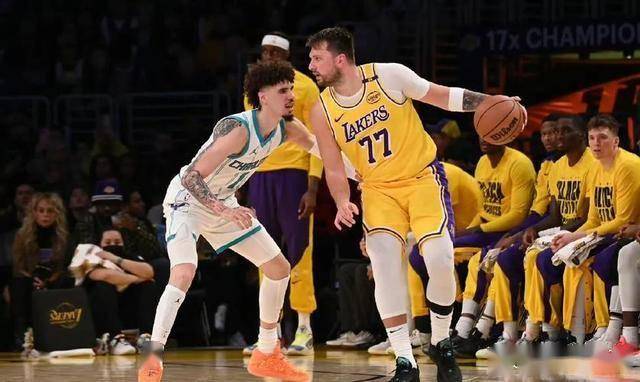 包含NBA季后赛今夜再迎强敌，里尔临场应变，主帅态度——话题不断，资深球员宣示担当的词条